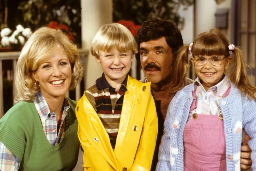 Joanna Kerns, Victor Dimattia, Alan Thicke, and Judith Barsi on 'Growing Pains'.