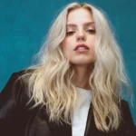 Reneé Rapp on Tina Fey’s Blunt Comment: ‘You’re Insane’.